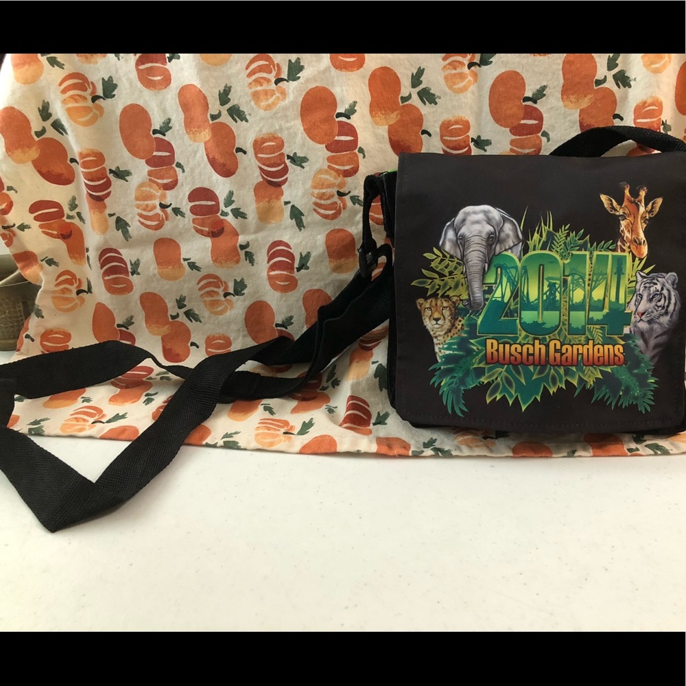 Nwot Busch Gardens “2014” flip pouch